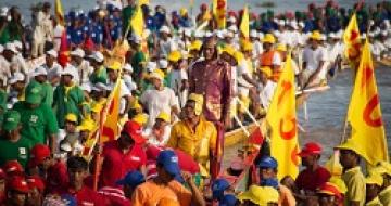 Thumbnail image of Phnom Penh water festival rowers